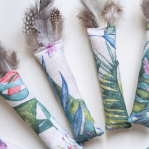 zabawka dla kota z kocimiętką i walerianą, pióra naturalne zabawka dla kota kopacz z piórkami, motyw roślinny