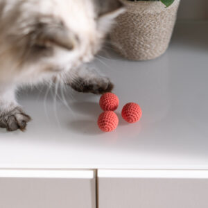 zabawka dla kota piłeczka szydełkowa